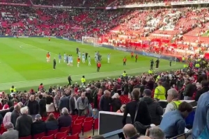 开云APP-最后一次参加曼市德比！德布劳内赛后谢场，瓜帅抱住他交流