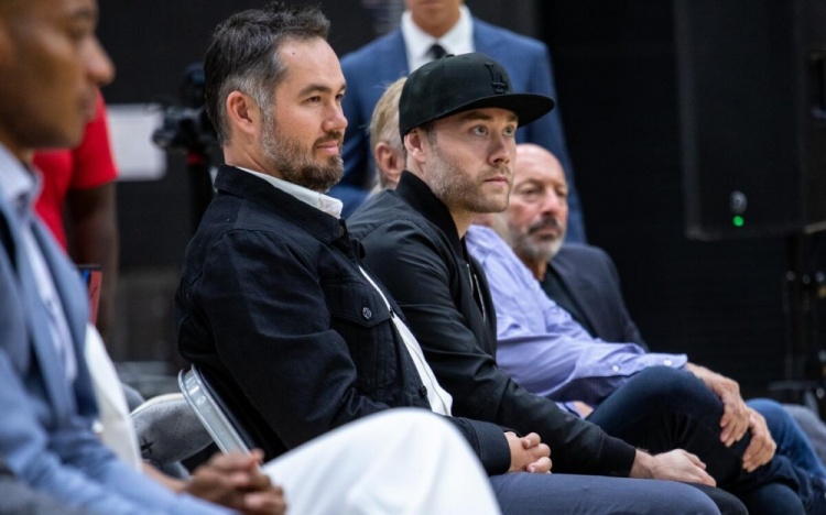 开云官方-出售平分百亿估值！湖人出售前 巴斯兄妹每年就只有300-500万分红